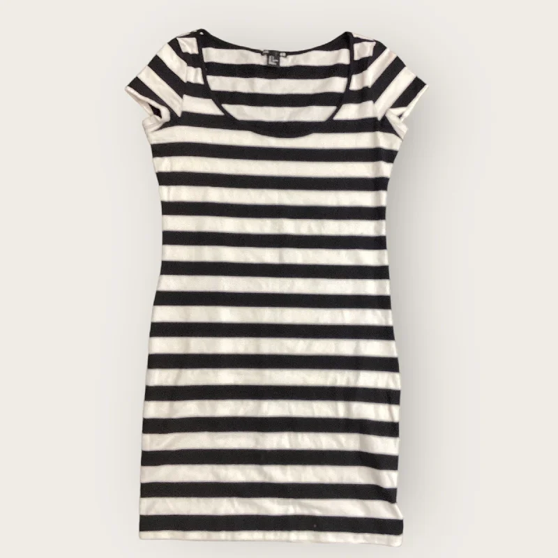 women's minimalist dresseswomen's minimalist dressesDress Casual Short By Forever 21 In Black & White, Size: S